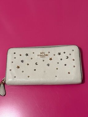 Coach Wallet missing a prong on front